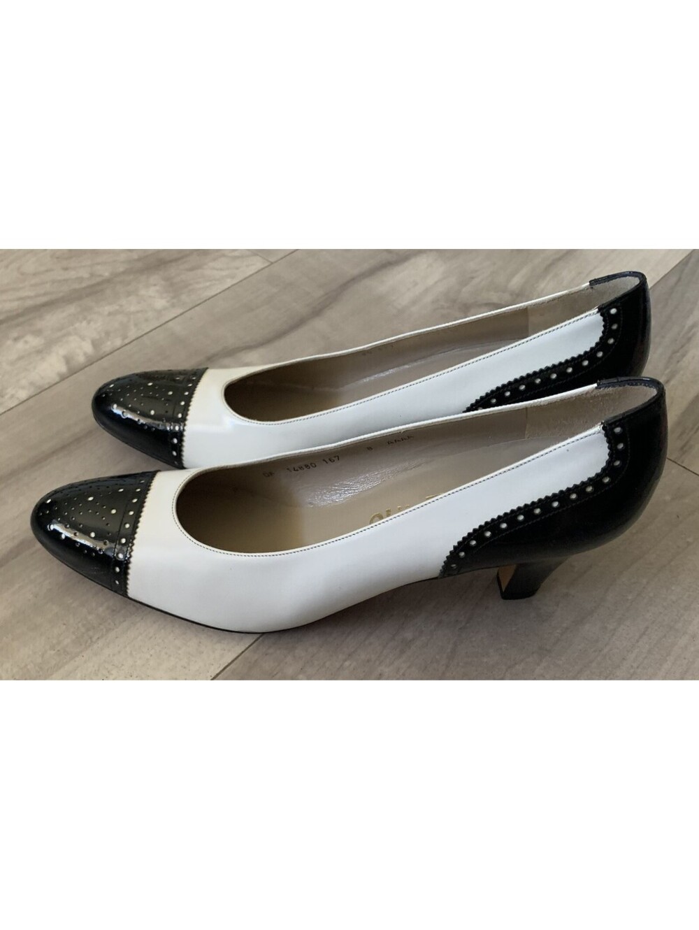 Vtg Salvatore Ferragamo Two Tone Black&White Cap Pumps Heels 2.5" Sz 8 AAAA
